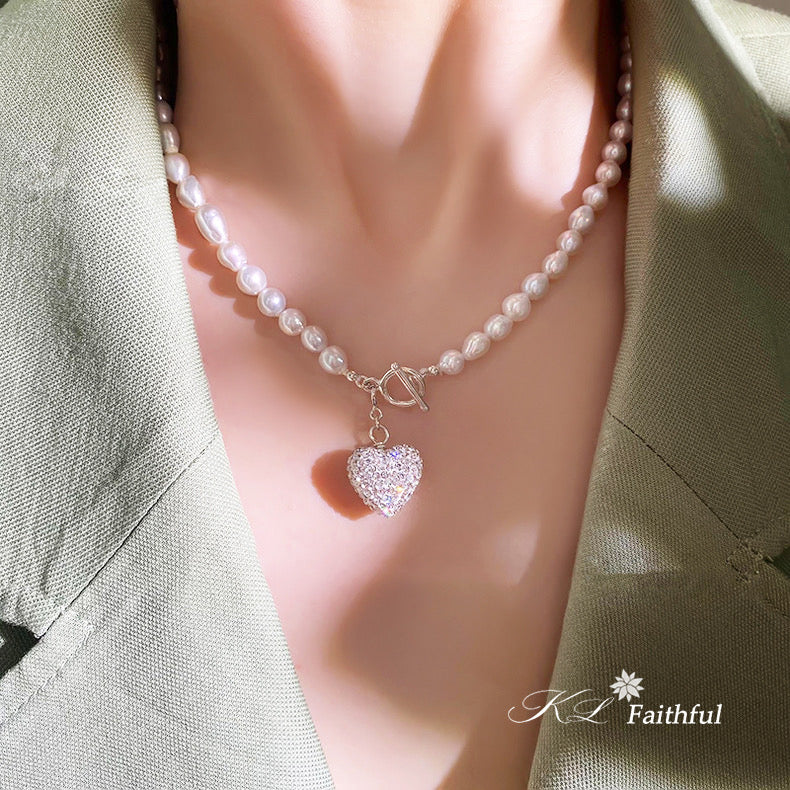Pearl necklace with a heart-shaped pendant on a mannequin